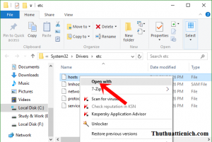 Nhấn chuột phải vào file hosts rồi chọn Open with Nhấn chuột phải vào file hosts rồi chọn Open with