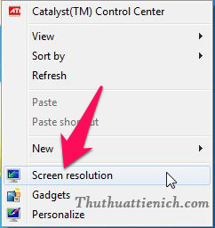 Tại màn hình Desktop, bạn nhấn chuột phải chọn Screen resolution