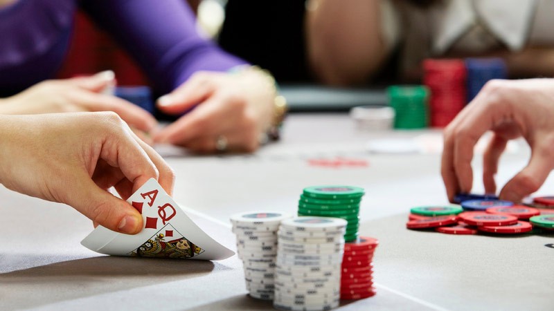 Những kỹ năng cần có để trở thành người chơi poker chuyên nghiệp