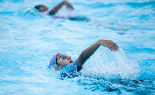 Nằm mơ thấy bơi trong nước – Giải mã giấc mơ và con số may mắn