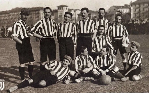 Juventus thời kỳ đầu đã gắn với bộ áo sọc đen trắng đặc trưng