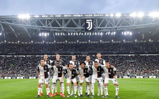 Đội hình Juventus trong màu áo đen trắng quen thuộc trước giờ thi đấu